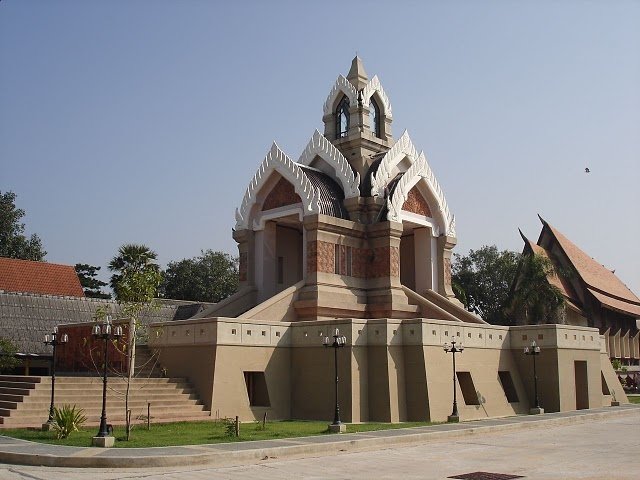 front of sala loy temple