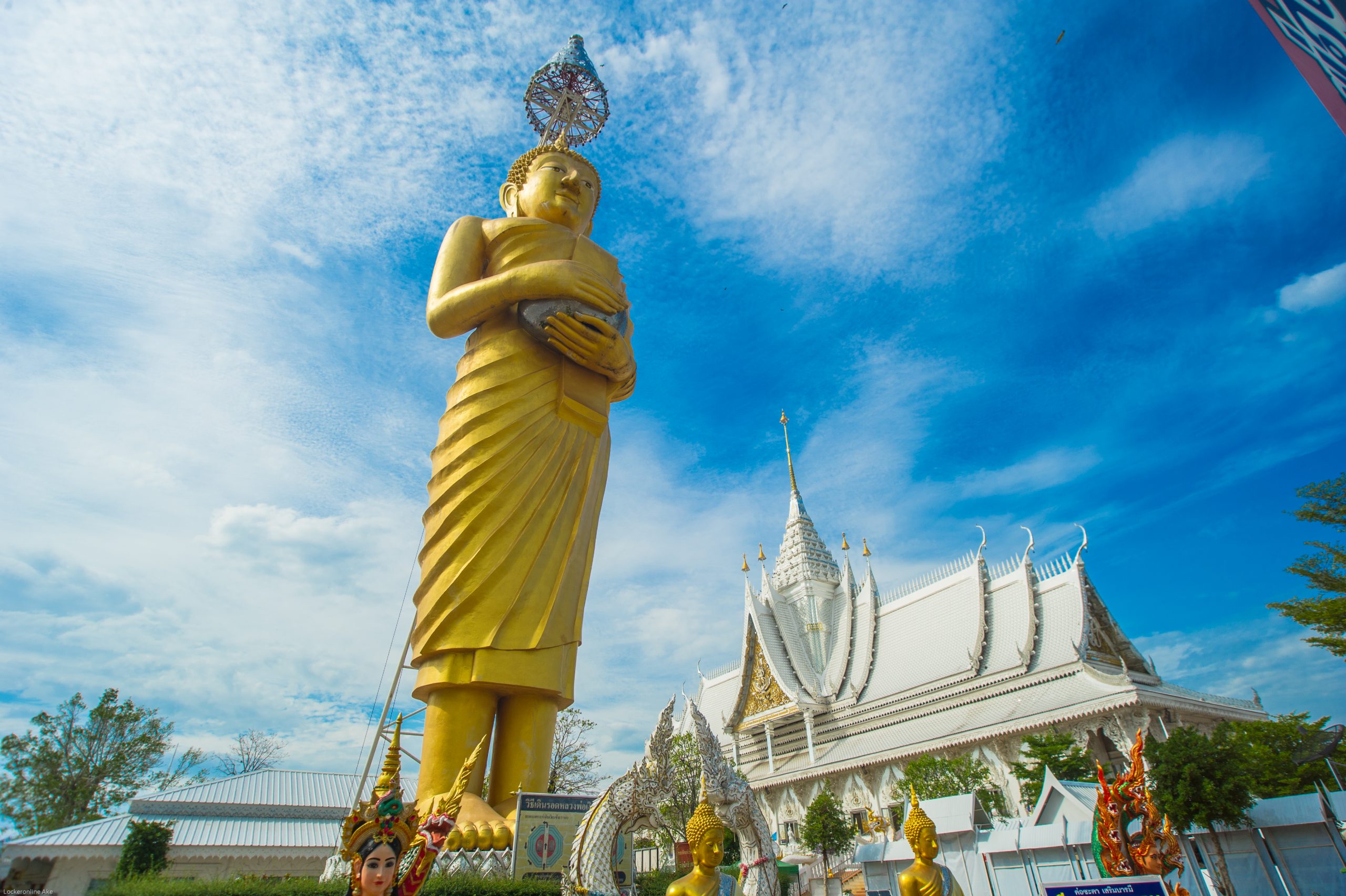 พระพุทธรูปองค์ใหญ่ยืน