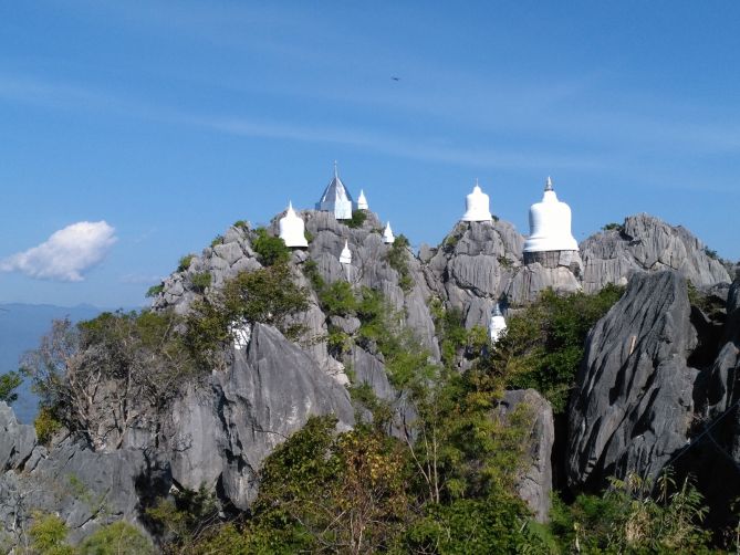 วัดพระบาทปู่ผาแดง