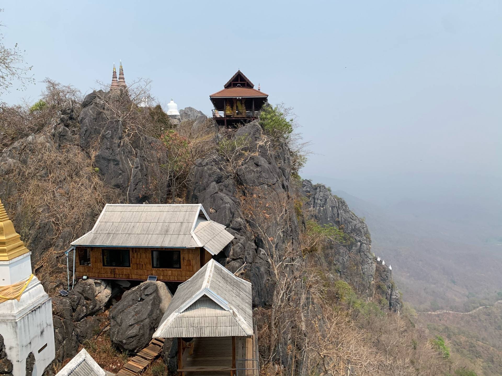 วัดพระบาทปู่ผาแดง