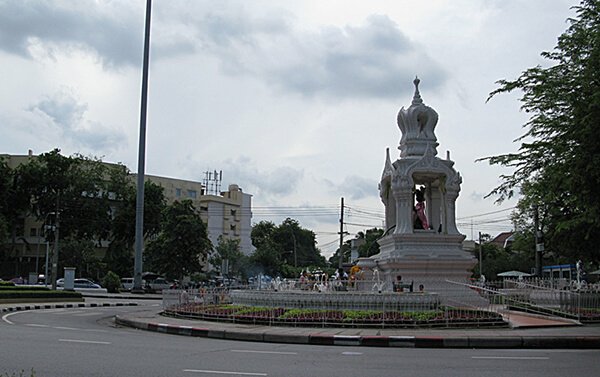 พระแม่ธรณี (สนามหลวง)