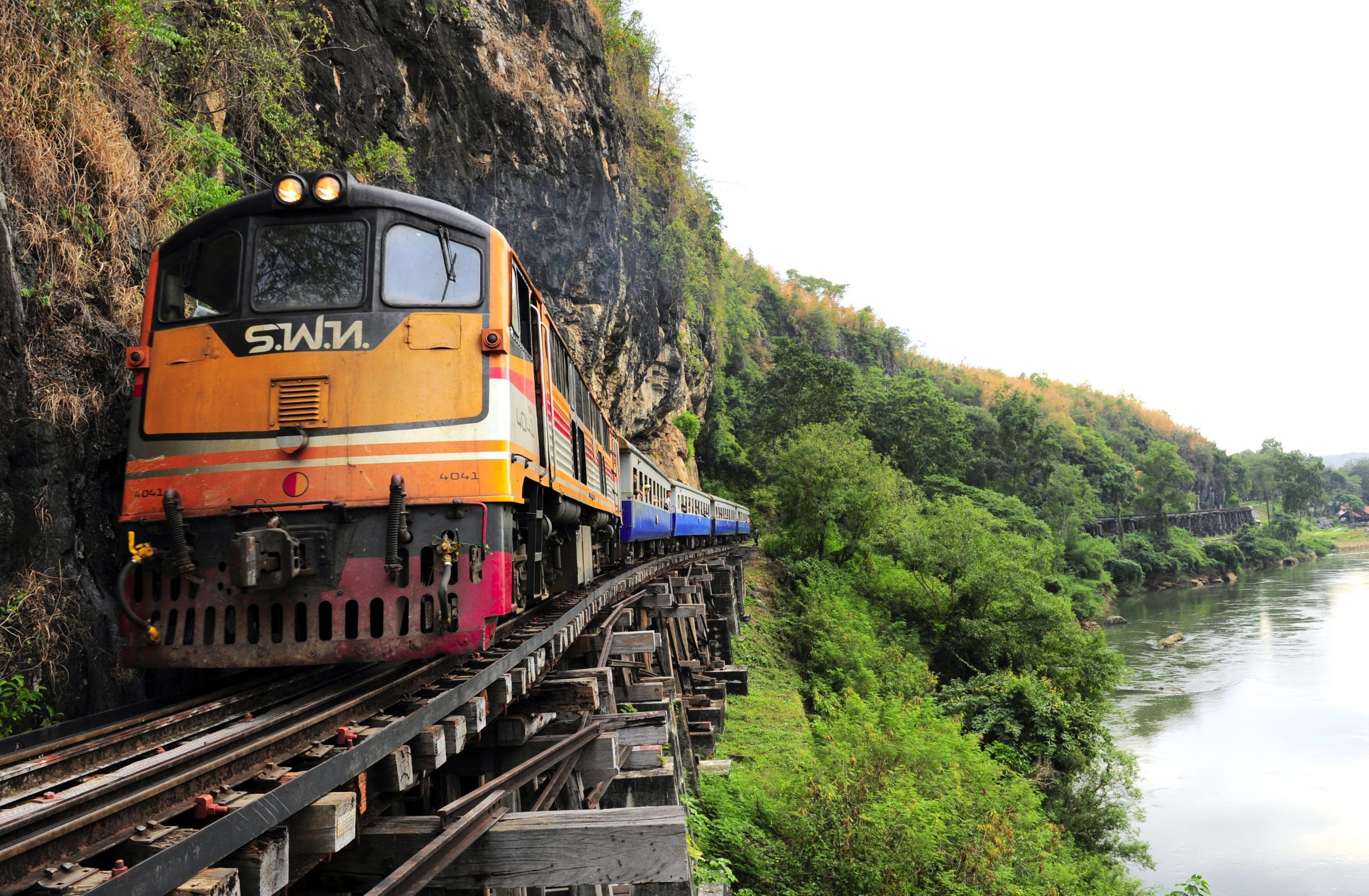 รถไฟวิ่งบนราง