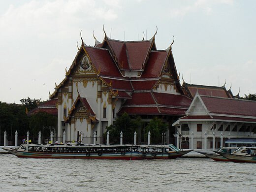 วัดให้อาหารปลา
