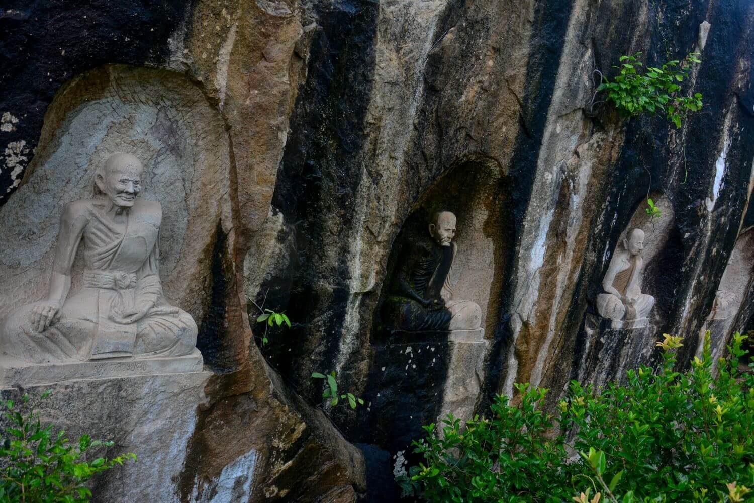 ภาพแกะสลักเรื่องราวพุทธประวัติ