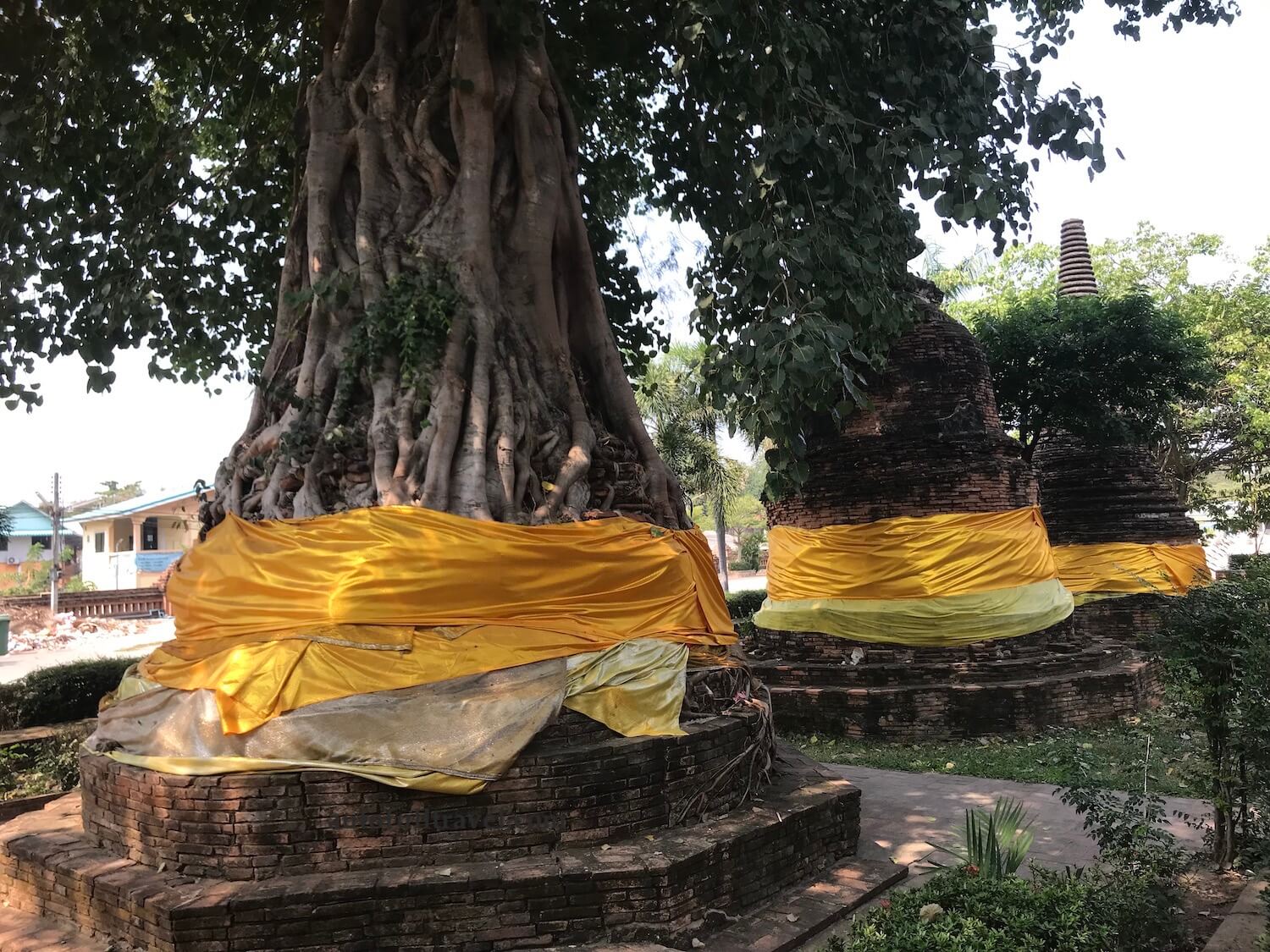 เจดีย์ราย 3 องค์ของวัดหน้าพระเมรุ