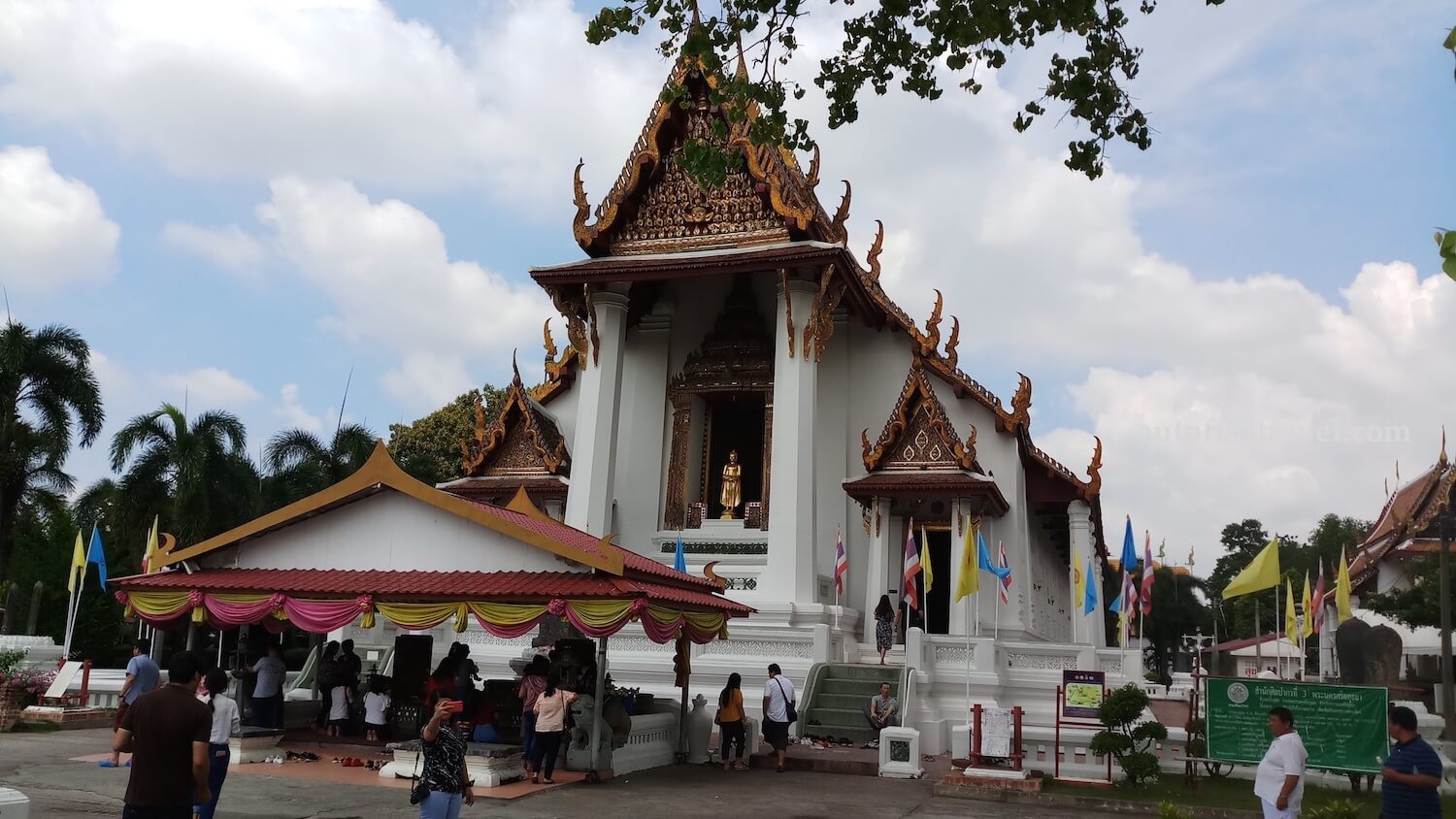 ประวัติ วัดหน้าพระเมรุ บริเวณหน้าลานวัด