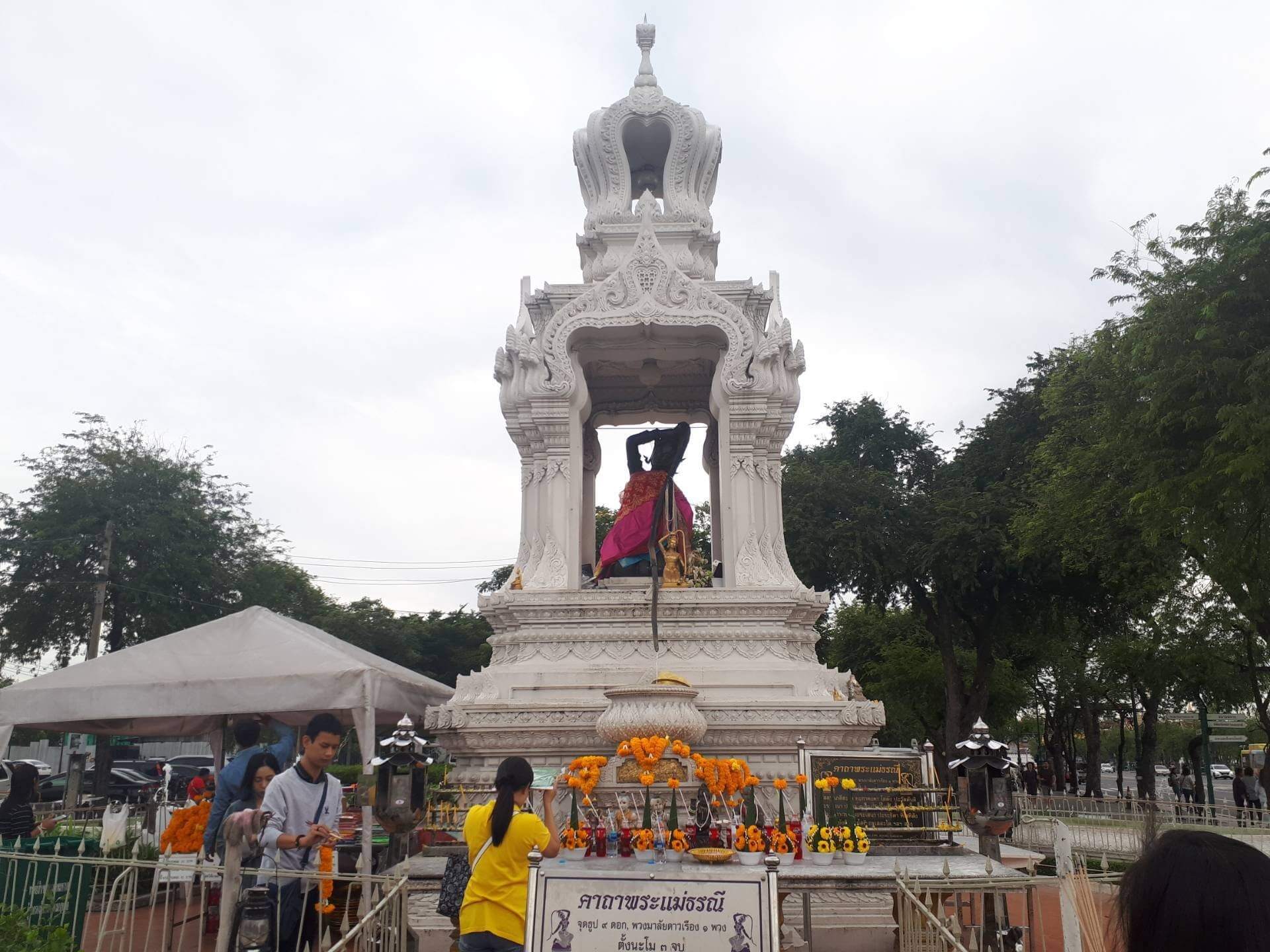 พระแม่ธรณีบีบมวยผม 