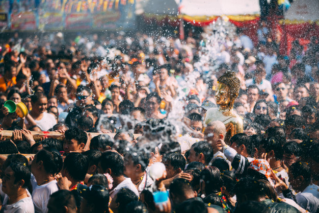 แห่พระวันสงกรานต์