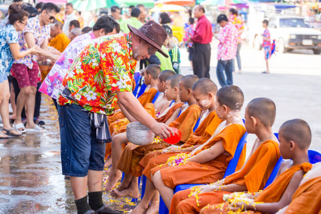 การสรงน้ำพระภิกษุสามเณร 