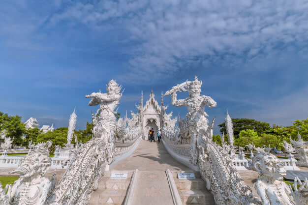 ทางเข้าสู่พระอุโบสถสีขาว วัดร่องขุ่น