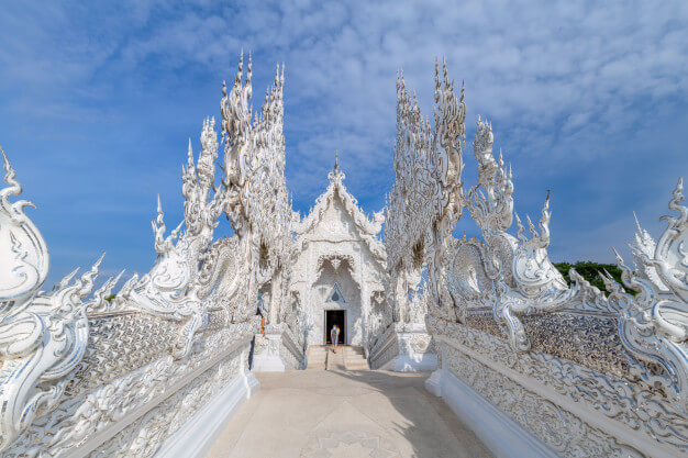 สะพานเข้าพระอุโบสถวัดร่องขุ่น