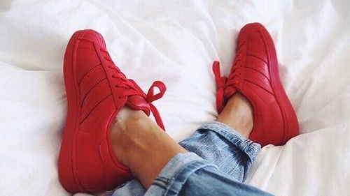 รองเท้าสีแดง