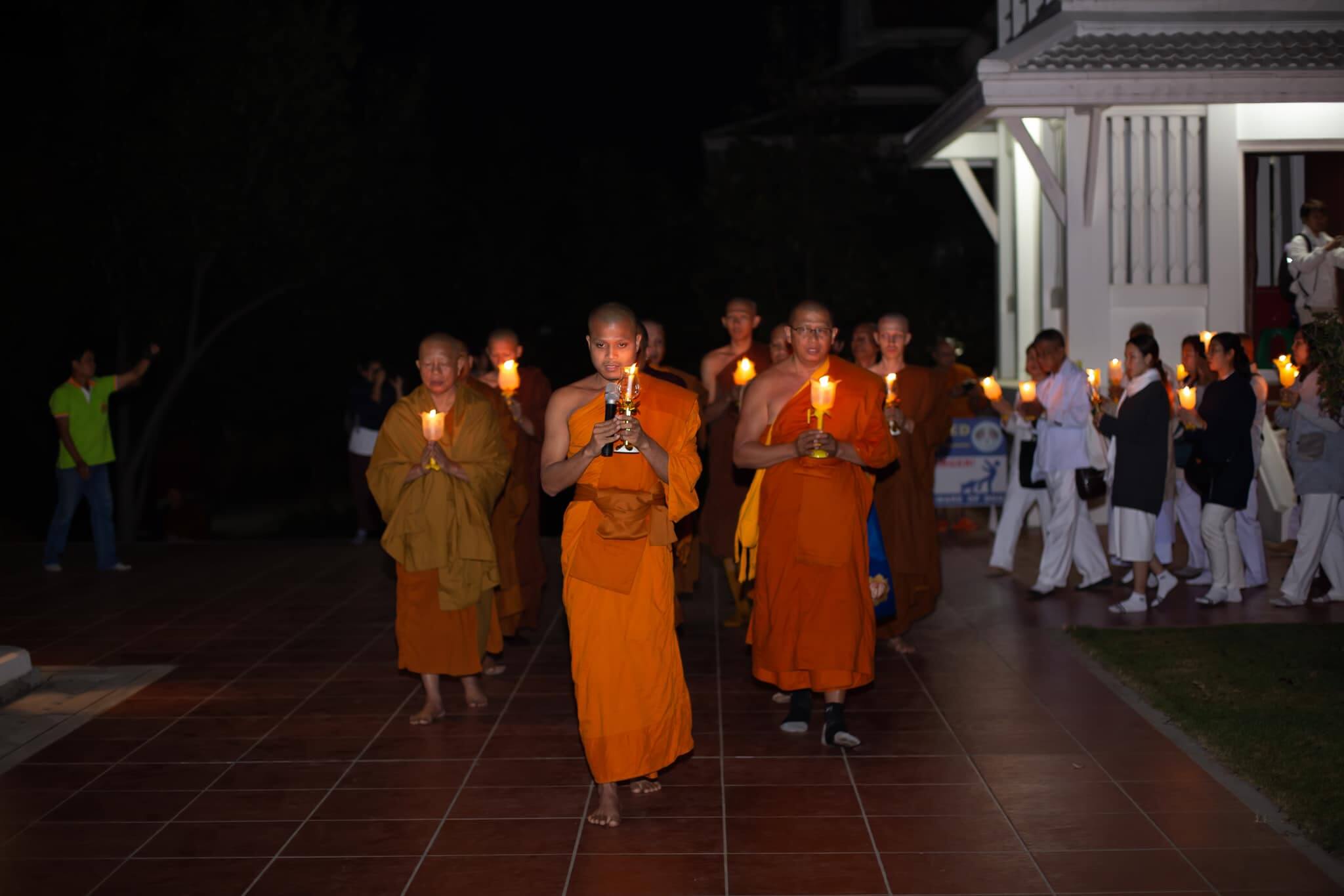 เวียนเทียนรอบโบสถ์