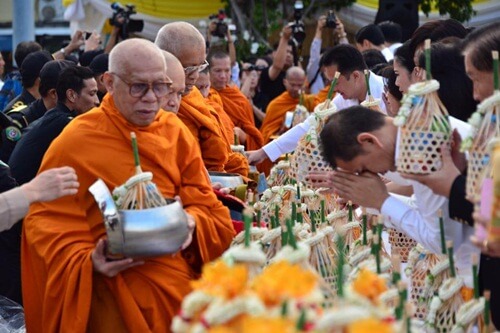 ทำบุญตักบาตรวันพระ