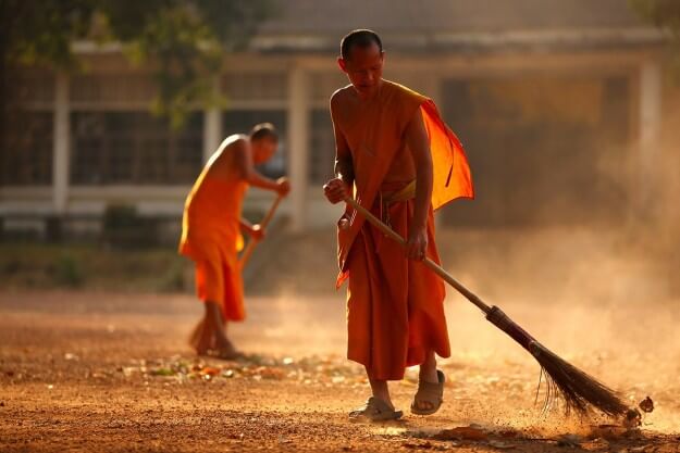 พระกวาดลานวัด