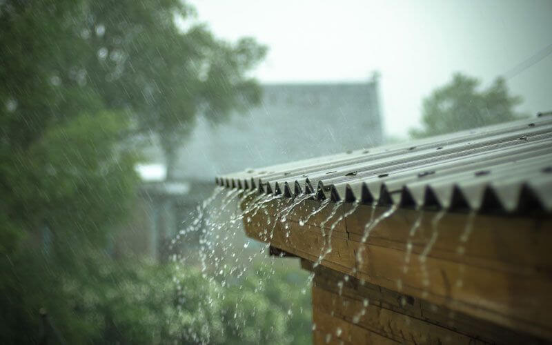 ฝนตกบนหลังคา 