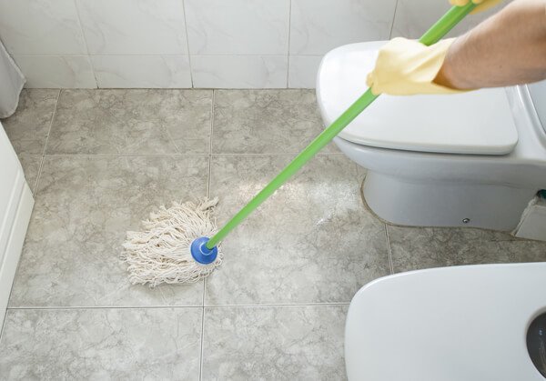 เช็ดพื้นห้องน้ำ 