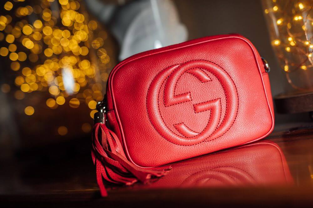 กระเป๋าหนังสีแดง